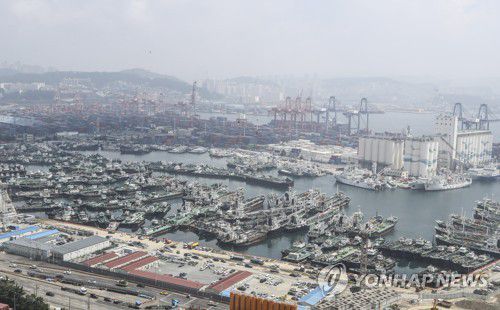 부산항에 피항한 선박들(부산=연합뉴스) 강덕철 기자 = 강한 바람을 동반한 제8호 태풍 '바비'가 북상 중인 25일 오후 부산 동구 부산항 5부두(관공선부두)에 선박이 대피해 있다. 2020.8.25 kangdcc@yna.co.kr