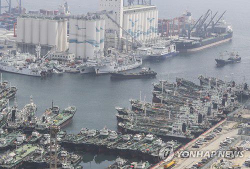 태풍 전야, 부두 가득 메운 선박들(부산=연합뉴스) 강덕철 기자 = 강한 바람을 동반한 제8호 태풍 '바비'가 북상 중인 지난 25일 오후 부산 동구 부산항 5부두(관공선부두)에 선박이 대피해 있는 모습. kangdcc@yna.co.kr