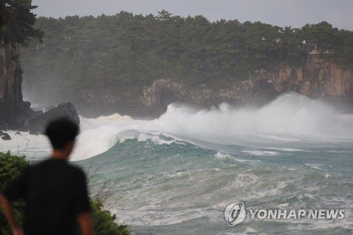 절벽 때리는 거대한 태풍 '바비'의 파도[연합뉴스 자료사진]