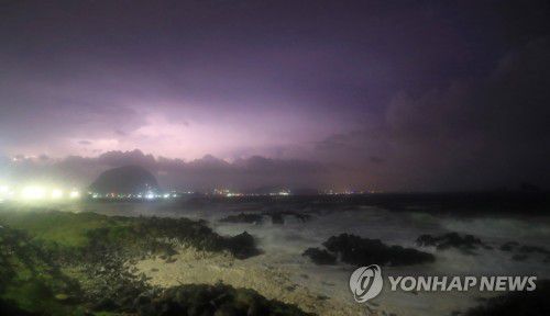 태풍 '바비'가 몰고 온 낙뢰(서귀포=연합뉴스) 박지호 기자 = 제주도가 제8호 태풍 '바비'의 직접 영향권에 들어간 26일 새벽 제주 서귀포시 안덕면 사계리 일대에 낙뢰가 떨어지고 있다. 2020.8.26 jihopark@yna.co.kr