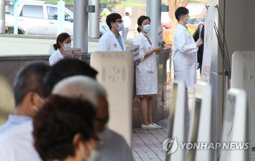 정부, 수도권 전공의·전임의에 업무개시명령 발동(서울=연합뉴스) 임헌정 기자 = 전국의사 2차 총파업 첫날인 26일 오전 서울 서초구 서울성모병원에서 전공의들이 피켓시위를 하고 있다. 
    정부는 이날 오전 8시를 기해 수도권 전공의·전임의에 업무개시명령을 발동했다. 2020.8.26 kane@yna.co.kr