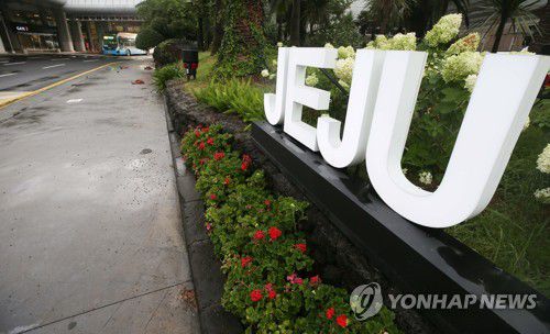 텅 빈 제주공항(제주=연합뉴스) 변지철 기자 = 26일 오전 북상하는 제8호 태풍 '바비'의 영향으로 제주를 오가는 항공편이 모두 결항한 가운데 관광객과 도민으로 북적이던 공항이 텅 비어 있다. 2020.8.26 bjc@yna.co.kr