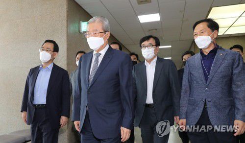 비대위-중진회의 입장하는 통합당(서울=연합뉴스) 하사헌 기자 = 미래통합당 김종인 비상대책위원장, 주호영 원내대표 등이 26일 국회에서 열린 비상대책위원장-중진의원 회의에 입장하고 있다.  2020.8.26 toadboy@yna.co.kr