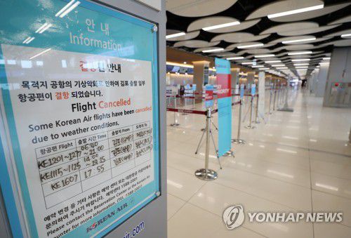 8호 태풍 바비에 항공기 무더기 결항(서울=연합뉴스) 김도훈 기자 = 제8호 태풍 '바비'가 한반도로 접근하고 있는 26일 오전 서울 김포공항 탑승 카운터에 결항 안내문이 세워져 있다. 2020.8.26 superdoo82@yna.co.kr