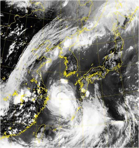 역대급 강풍 동반 '바비' 북진 중(서울=연합뉴스) 역대 최강 수준의 바람을 동반한 제8호 태풍 '바비'가 제주 서귀포 서남서쪽 약 210㎞ 해상에서 시속 19㎞의 속도로 올라오고 있다.
    기상청은 바비가 가장 가까워지는 시점이 흑산도는 26일 오후 8시, 서울은 오는 27일 오전 4∼5시가 될 것으로 예상했다. 북한 황해도 상륙 시점은 27일 오전 5∼6시다. 
    사진은 제8호 태풍 '바비' 위성영상. 2020.8.26
    [기상청 제공. 재판매 및 DB 금지] photo@yna.co.kr