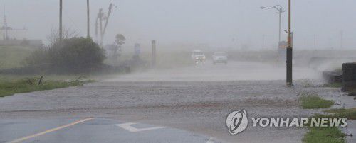 서귀포 도로 곳곳 침수…교통 통제(서귀포=연합뉴스) 박지호 기자 = 태풍 '바비'가 제주를 내습한 26일 오후 서귀포시 대정읍 상모리 해안도로 일부 구간이 침수돼 있다. 2020.8.26 jihopark@yna.co.kr