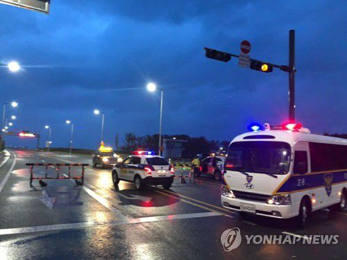 태풍 바비 근접…신안 천사대교 통제(신안=연합뉴스) 제8호 태풍 바비가 목포 인근 해상에 근접하면서 익산지방국토관리청이 26일 오후 7시부터 신안 천사대교 통행을 제한했다. 경찰이 천사대교 입구에서 차량 출입을 통제하고 있다. 2020.8.26 [전남 신안군 제공. 재판매 및 DB 금지] areum@yna.co.kr