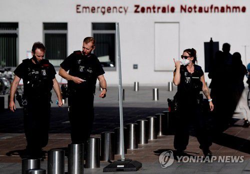 나발니 입원 중인 샤리테 병원 앞 지키는 독일 경찰 [EPA=연합뉴스]