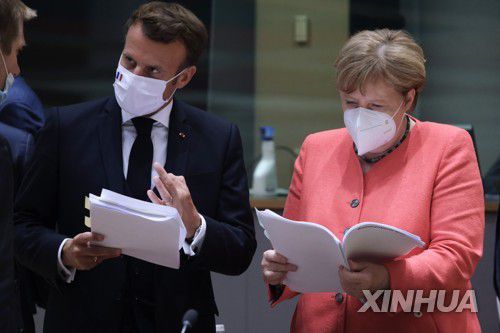 지난 7월 EU 정상회담에 참석한 에마뉘엘 마크롱 프랑스 대통령과 앙겔라 메르켈 독일 총리[신화통신=연합뉴스]