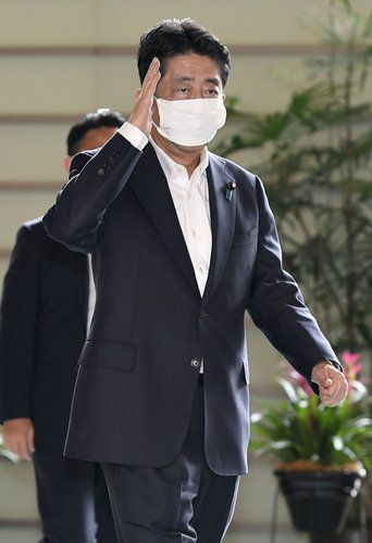 아베, 2주 만에 오전 중 총리관저 출근(도쿄 교도=연합뉴스) 아베 신조(安倍晋三) 일본 총리가 25일 2주일 만에 오전 중 총리관저로 출근하고 있다. 2020.8.25 photo@yna.co.kr