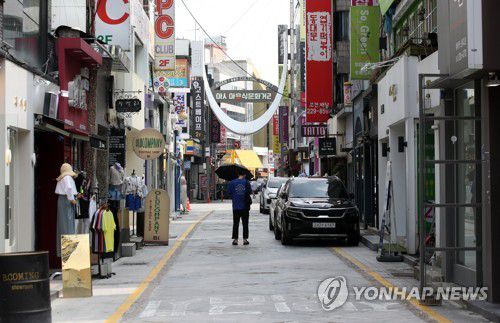 한산한 광주 충장로(광주=연합뉴스) 조남수 기자 = 최근 코로나19 확산으로 확진자가 다수 발생하고 있는 광주시가 27일 다중 이용시설에 대한 행정명령을 집합제한에서 금지로 격상하며 사실상 사회적 거리 두기 3단계에 준하는 조치에 들어갔다. 사진은 27일 광주 동구 충장로의 거리 모습. 2020.8.27 iso64@yna.co.kr