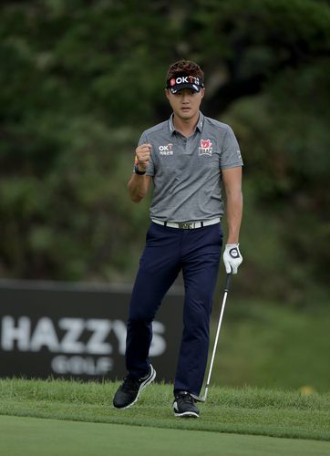 칩인 이글을 잡고 기뻐하는 이태희.[KPGA 제공. 재판매 및 DB 금지]