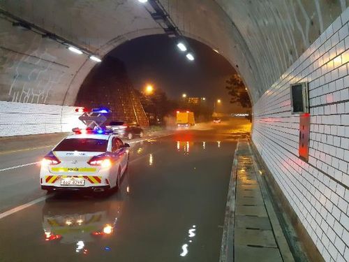 일부 차선이 물에 잠긴 부강터널[세종시 제공. 재판매 및 DB 금지]