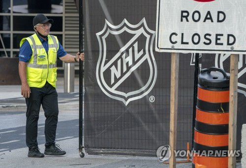 NHL, 플레이오프 이틀 연기 결정[AP=연합뉴스]