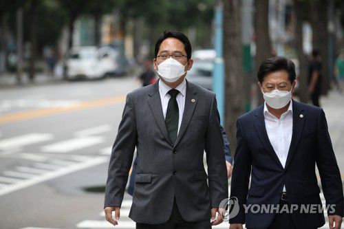 긴급 기자회견 연 의협회장(서울=연합뉴스) 박동주 기자 = 최대집 대한의사협회 회장이 28일 오전 서울지방경찰청 앞에서 보건복지부의 업무개시명령 위반 전공의에 대한 고발과 관련해 긴급 기자회견을 하기 위해 이동하고 있다. 2020.8.28 pdj6635@yna.co.kr