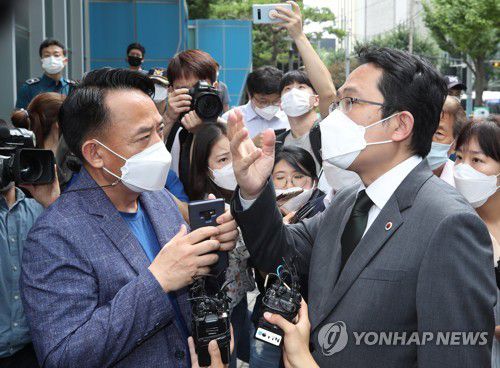 최대집 의협회장 기자회견 마치고(서울=연합뉴스) 박동주 기자 = 최대집 대한의사협회 회장이 28일 오전 서울지방경찰청 앞에서 보건복지부의 업무개시명령 위반 전공의에 대한 고발과 관련해 긴급 기자회견을 하고 청장과의 면담 등을 요청하고 있다. 2020.8.28 pdj6635@yna.co.kr