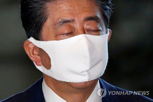 총리 관저 들어가는 아베(도쿄 로이터=연합뉴스) 아베 신조 일본 총리가 28일 도쿄의 총리 관저로 들어가고 있다. 아베 총리는 이날 지병을 이유로 사임할 뜻을 밝혔다.