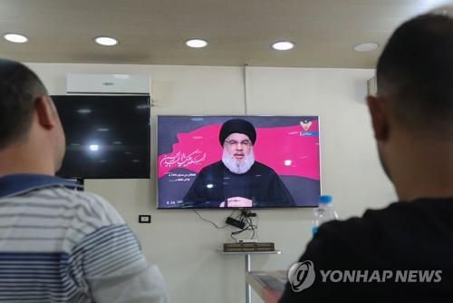 30일(현지시간) 레바논 수도 베이루트의 한 커피숍에서 레바논인들이 헤즈볼라 지도자 하산 나스랄라의 TV 연설을 시청하고 있다[AFP=연합뉴스]