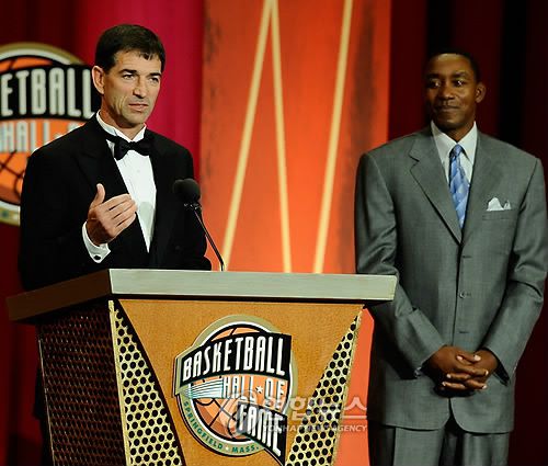 2009년 농구 명예의 전당 입회식에 참석한 스톡턴(왼쪽).[EPA=연합뉴스]