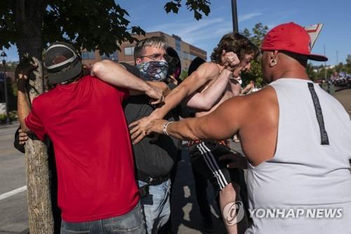미국 오리건주 포틀랜드에서 29일(현지시간) 트럼프 대통령 지지자들과 인종차별 항의 시위자들이 몸싸움을 벌이고 있다. [AFP=연합뉴스]
== FOR NEWSPAPERS, INTERNET, TELCOS & TELEVISION USE ONLY ==