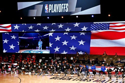 경기 시작 전 국가 연주 시간에 무릎을 꿇은 양팀 선수단. [로이터=연합뉴스] Mandatory Credit: Kim Klement-USA TODAY Sports