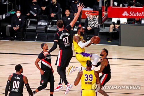 돌파를 시도하는 르브론 제임스(노란색 유니폼). [로이터=연합뉴스] Mandatory Credit: Kim Klement-USA TODAY Sports