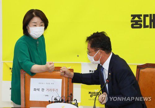 인사나누는 심상정 배진교[연합뉴스 자료사진]