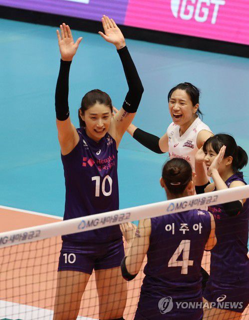 환호하는 김연경(제천=연합뉴스) 서명곤 기자 = 흥국생명 김연경이 30일 오후 충북 제천시 제천체육관에서 열린 2020 제천·MG새마을금고컵 프로배구 대회 여자부 개막전 현대건설과의 경기에서 득점한 뒤 기뻐하고 있다. 2020.8.30 seephoto@yna.co.kr