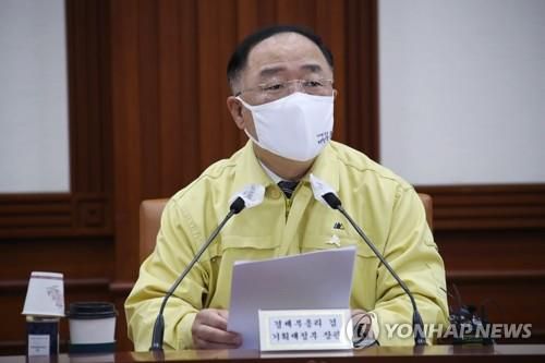 홍남기, '30만원씩 100번 지급' 이재명에 "책임없는 발언" [연합뉴스 자료사진]