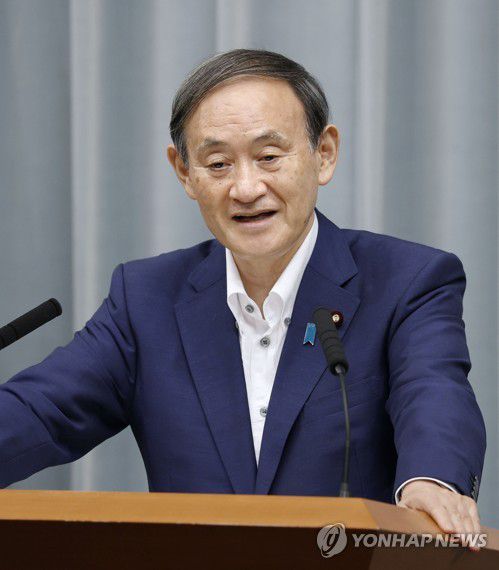 기자회견 하는 스가 요시히데 관방장관(도쿄 교도=연합뉴스) 스가 요시히데 일본 관방장관이 31일 정례 기자회견을 열고 있다. 스가 장관은 아베 신조 총리의 사임 표명 이후 처음 개최한 이날 회견에서 차기 자민당 총재 선거에 출마할 의향이 있는지를 묻는 말에 "(이 회견은) 정부 입장을 설명하는 자리"라며 코멘트를 삼가겠다고 말했다.