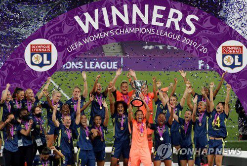 UEFA 챔피언스리그 우승 세리머니 펼치는 올랭피크 리옹 선수들.[EPA=연합뉴스 자료사진]