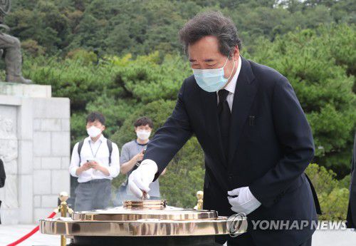 현충탑 참배하는 민주당 이낙연 신임 당대표(서울=연합뉴스) 서명곤 기자 = 더불어민주당 이낙연 신임 대표가 31일 오후 서울 동작구 국립현충원을 방문, 현충탑에 참배하고 있다. 2020.8.31 seephoto@yna.co.kr