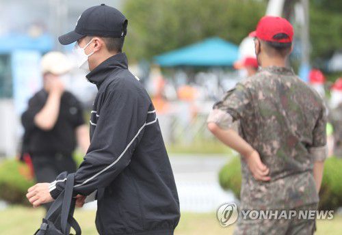 배우 박보검 해군 입대(창원=연합뉴스) 김동민 기자 = 배우 박보검이 31일 오후 경남 창원시 진해구 해군교육사령부에 해군병 669기로 입대하고 있다.박보검은 6주간 신병 훈련을 받고 해군 문화 홍보병으로 오는 2022년 4월까지 근무할 예정이다. 2020.8.31 image@yna.co.kr