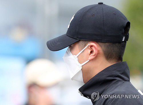 박보검 조용한 입대(창원=연합뉴스) 김동민 기자 = 배우 박보검이 31일 오후 경남 창원시 진해구 해군교육사령부에 해군병 669기로 입대하고 있다.박보검은 6주간 신병 훈련을 받고 해군 문화 홍보병으로 오는 2022년 4월까지 근무할 예정이다. 2020.8.31 image@yna.co.kr