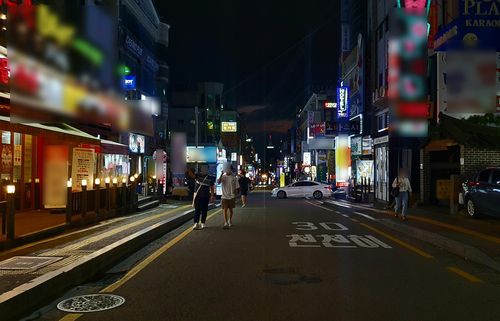 인적 드문 수원 인계동 번화가 [촬영 김솔]