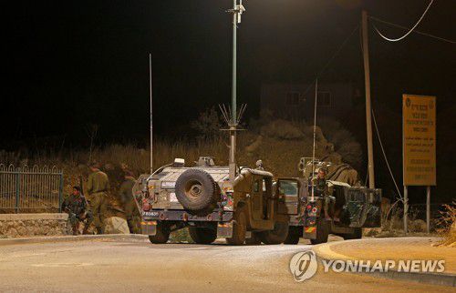 이스라엘과 시리아 국경에 모여있는 이스라엘군[AFP=연합뉴스]