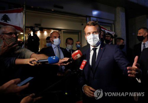 레바논에 도착한 마크롱 프랑스 대통령[AFP=연합뉴스]