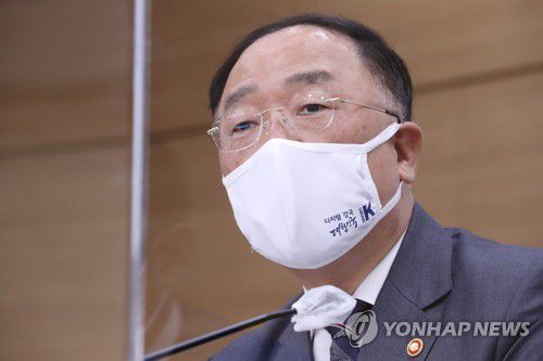 2021년도 예산안 상세 브리핑하는 홍남기 부총리(세종=연합뉴스) 김주형 기자 = 홍남기 경제부총리 겸 기획재정부 장관이 지난 27일 세종시 정부세종청사에서 '코로나 극복, 선도국가' 2021년도 예산안 상세 브리핑을 하고 있다. 2020.9.1 kjhpress@yna.co.kr