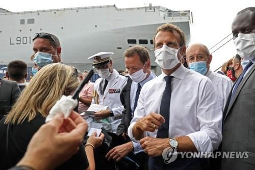 1일(현지시간) 레바논의 폭발 참사 현장인 베이루트 항구를 방문한 에마뉘엘 마크롱 프랑스 대통령[AFP=연합뉴스]