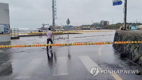 물에 잠긴 제주 우도 천진항(제주=연합뉴스) 2일 오전 태풍 '마이삭'이 몰고 온 많은 비에 만조 시각까지 겹치면서 제주시 우도면 천진항이 물에 잠겨 있다. 2020.9.2 [독자 제공. 재판매 및 DB 금지] dragon.me@yna.co.kr