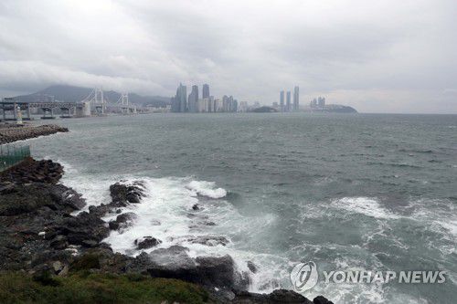 태풍 접근하는 부산(부산=연합뉴스) 조정호 기자 = 제9호 태풍 '마이삭'이 북상 중인 2일 오후 부산 남구 이기대 해안에 거친 파도가 몰아치고 있다. 부산기상청은 이날 오후 8시를 기해 부산 전역과 부산 앞바다에 태풍경보를 발효했다. 2020.9.2 ccho@yna.co.kr