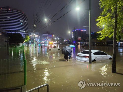 빗물에 잠긴 속초 도심(속초=연합뉴스) 이종건 기자 = 제9호 태풍 '마이삭'의 영향으로 2일 오후 많은 비가 내린 강원 속초시 도심이 빗물에 잠겨 있다. 속초지역에는 이날 오후 들어 시간당 30∼70㎜의 장대비가 쏟아졌다. 2020.9.2 momo@yna.co.kr