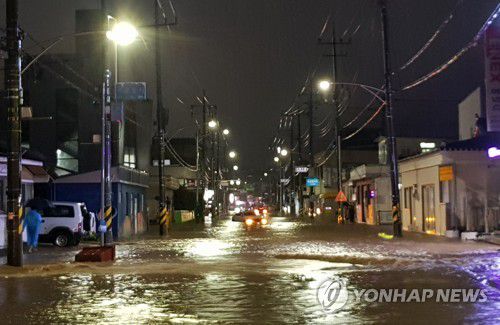 1시간 강수량 124.5㎜…물난리 난 양양(양양=연합뉴스) 제9호 태풍 '마이삭'의 영향으로 2일 오후 많은 비가 내린 강원 양양지역이 빗물에 잠겨 있다. 강원지방기상청에 따르면 양양에는 이날 오후 7시 25분부터 1시간 동안 무려 124.5㎜의 기록적인 폭우가 쏟아졌다. 2020.9.2 [양양군 제공. 재판매 및 DB 금지] momo@yna.co.kr