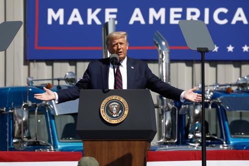 '바이든 고향' 펜실베이니아서 맞불 유세 나선 트럼프
    (올드포지 EPA=연합뉴스) 도널드 트럼프 미국 대통령이 20일(현지시간) 펜실베이니아주 올드포지의 '마리오티 건축 자재' 건물 밖에서 연설하고 있다. 트럼프 대통령은 민주당 전당대회의 피날레인 조 바이든 전 부통령의 대선후보 수락연설을 몇 시간 앞두고 바이든 전 부통령의 고향인 펜실베이니아주를 방문해 맞불 유세에 나섰다.
(끝)