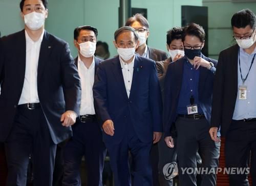 총리관저에 도착한 스가 관방장관(도쿄 지지 AFP=연합뉴스) 스가 요시히데(菅義偉) 일본 관방장관이 1일 일본 총리관저에 도착하고 있다. 2020.9.3