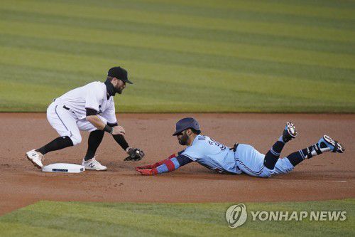 2루 노리다가 아웃당한 비야[AP=연합뉴스]