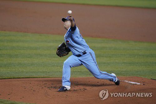 외롭게 싸우는 류현진(마이애미 AP=연합뉴스) 토론토 블루제이스 1선발 류현진이 3일(한국시간) 미국 플로리다주 마이애미 말린스 파크에서 열린 마이애미 말린스와의 방문 경기에 선발 등판해 역투하고 있다.