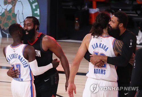 경기 후 포옹하는 휴스턴과 오클라호마시티 선수들[AFP=연합뉴스 자료사진]