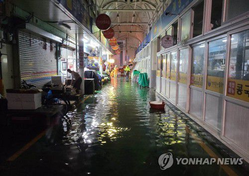 물에 잠긴 여수 수산시장(여수=연합뉴스) 2일 오후 전남 여수시 교동 수산시장에서 역류로 인한 침수피해가 발생, 소방대원들이 배수 작업을 하고 있다. 2020.9.2 [여수시 제공. 재판매 및 DB 금지]