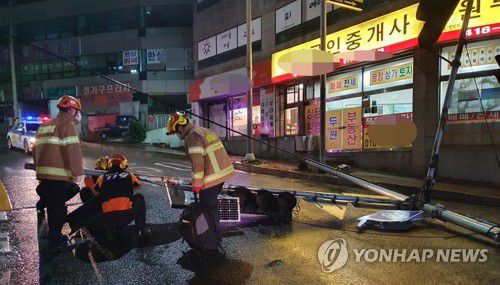 태풍 마이삭에 꺾여버린 신호등(부산=연합뉴스) 2일 오후 태풍 '마이삭'의 영향으로 부산 영도구에서 파손된 신호등이 길가에 넘어져 있다. 2020.9.2
[부산경찰청 제공. 재판매 및 DB금지] psj19@yna.co.kr